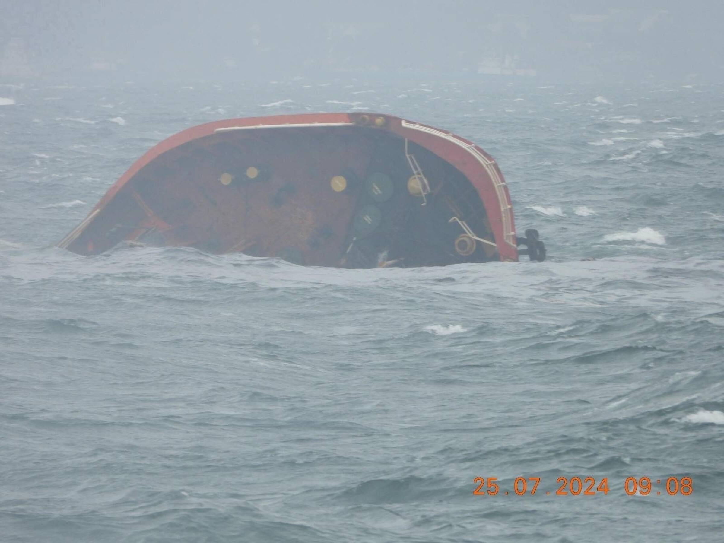 菲油轮沉没16人获救1失踪 大浪恐让油污蔓延