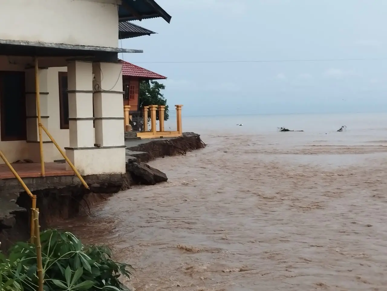 连日豪雨引发金矿土崩 印尼苏拉威西岛至少12人死