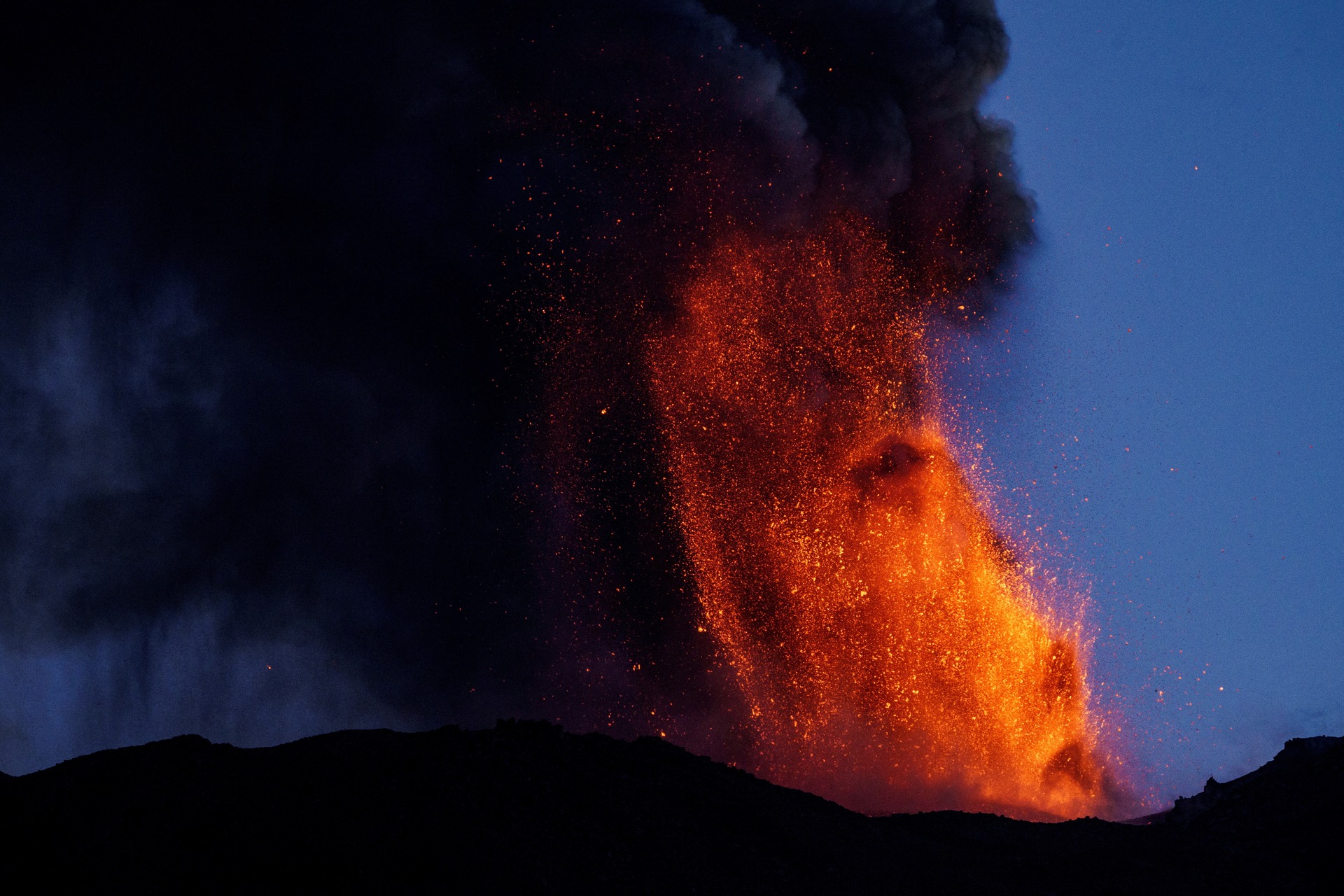 意大利埃特纳火山再喷发  西西里岛1机场关闭