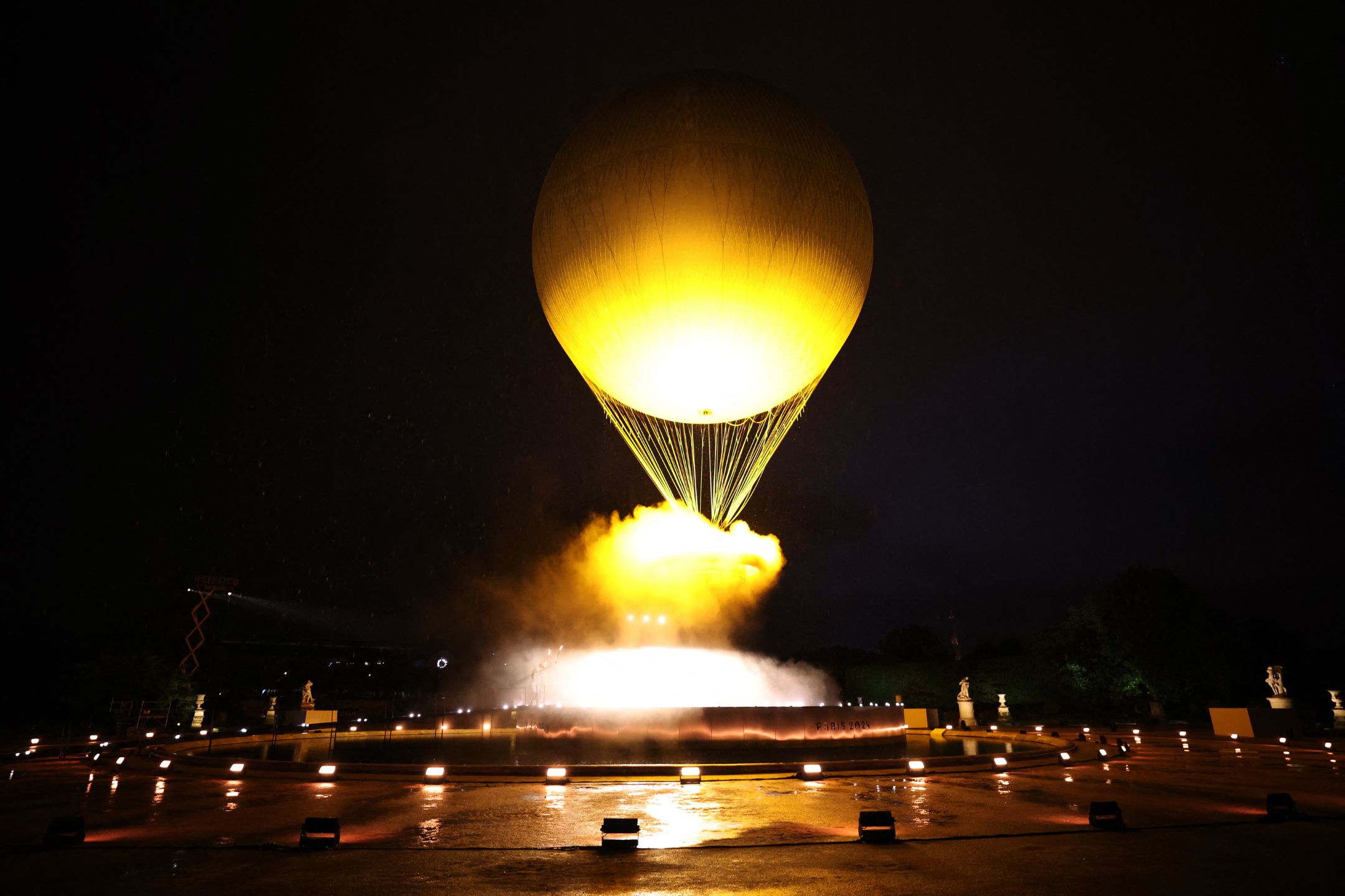圣火炬升空照耀夜空  巴黎奥运正式开幕