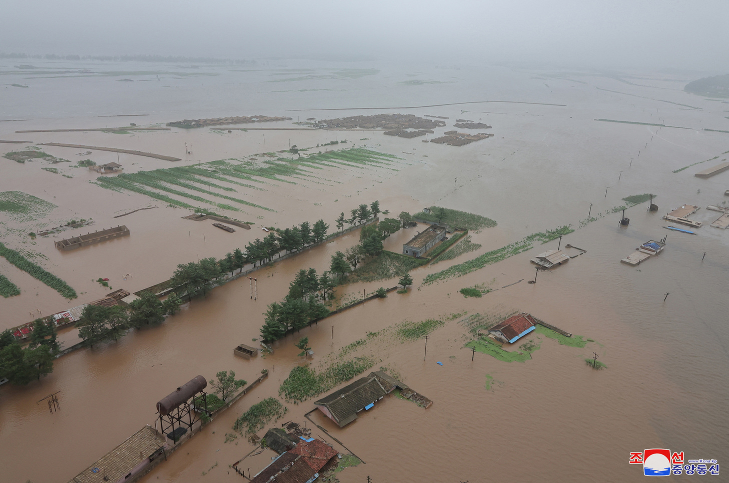 朝鲜新义州市暴雨成灾 金正恩乘SUV视察灾区