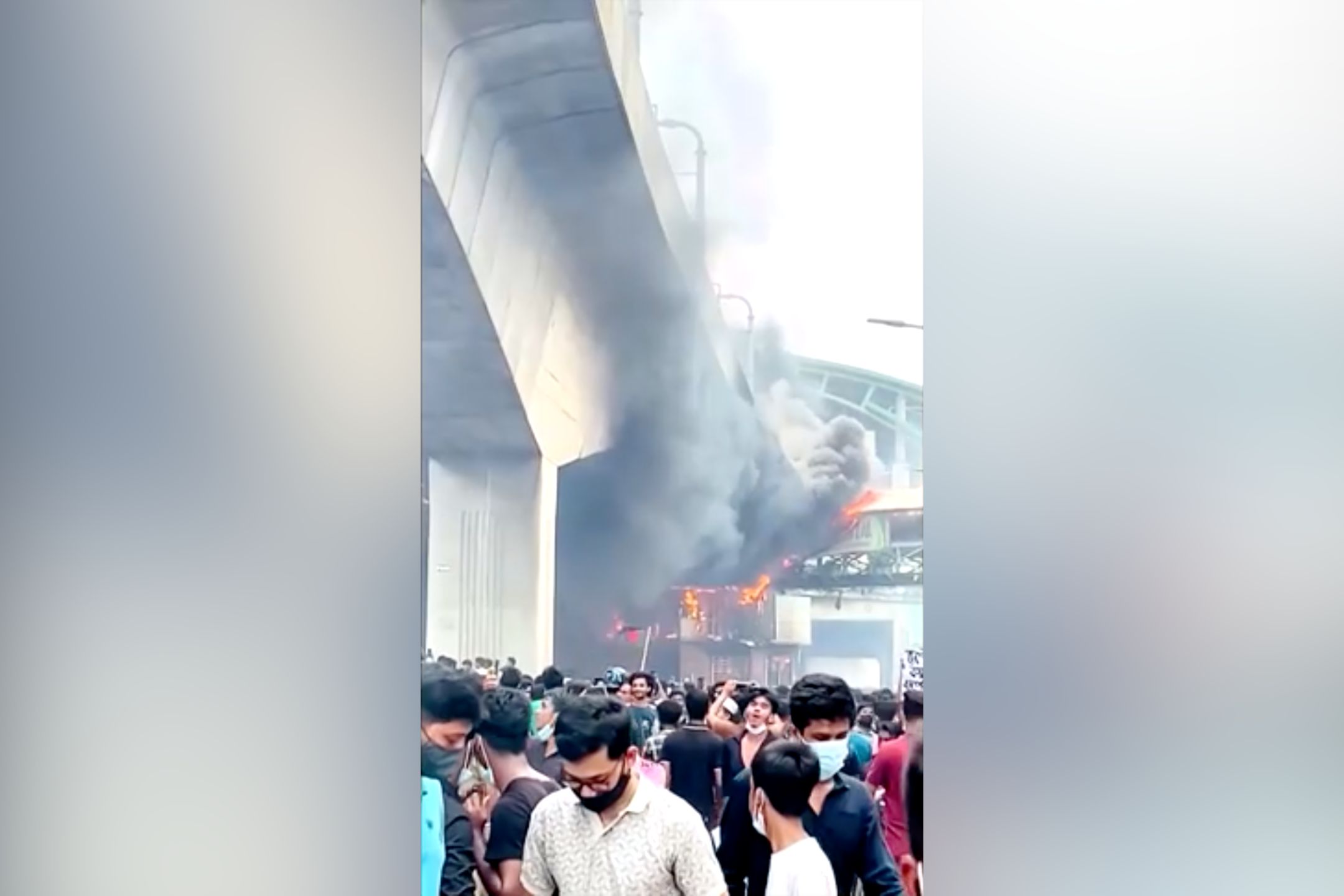 孟国示威者不满政府新制 纵火烧国营电视台大楼