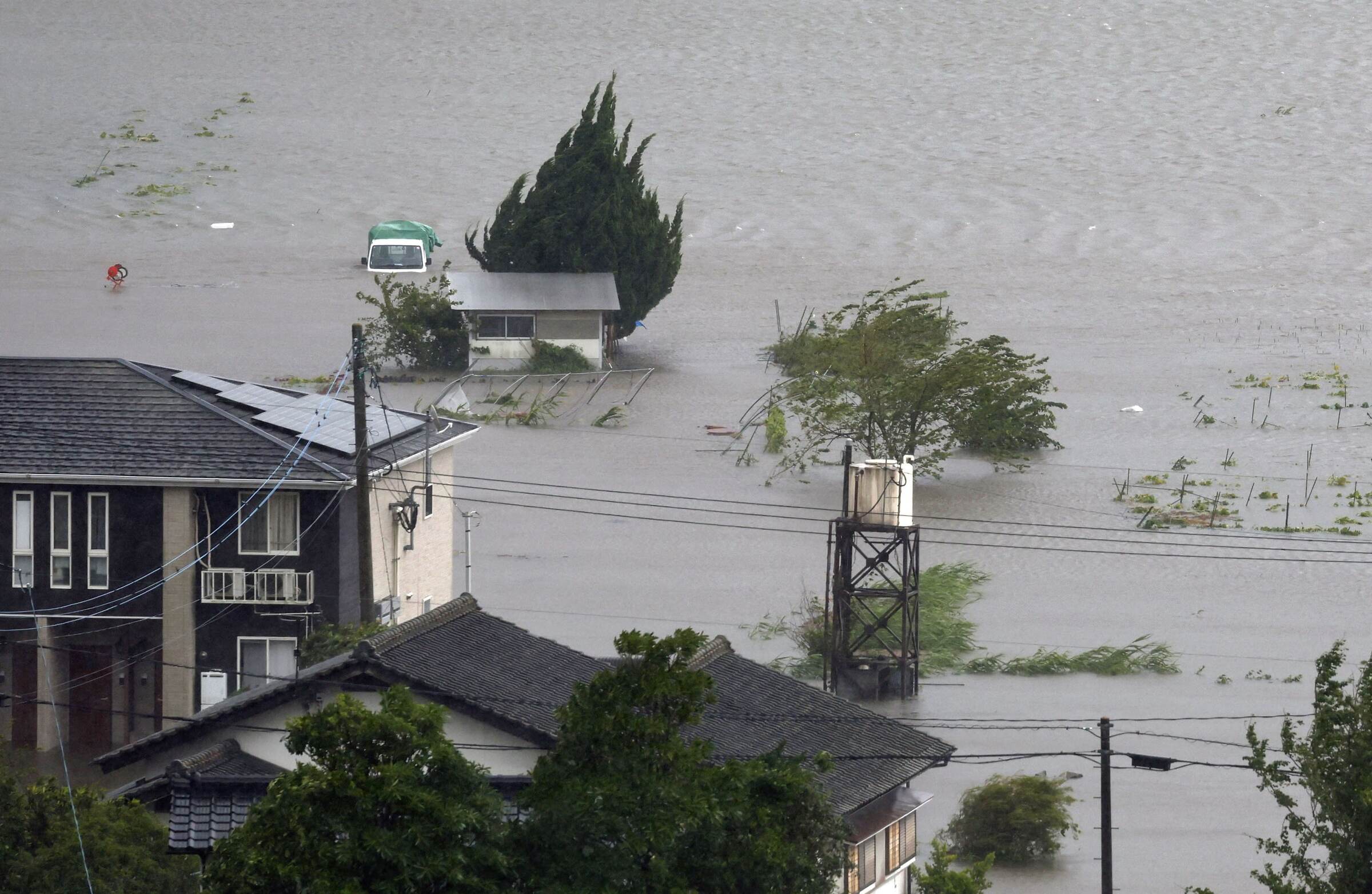 台风珊珊登陆九州鹿儿岛 刮惊人雨量迄今3人死