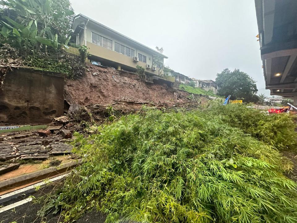 持续暴雨引发闪电水灾 住宅区土崩居民紧急疏散