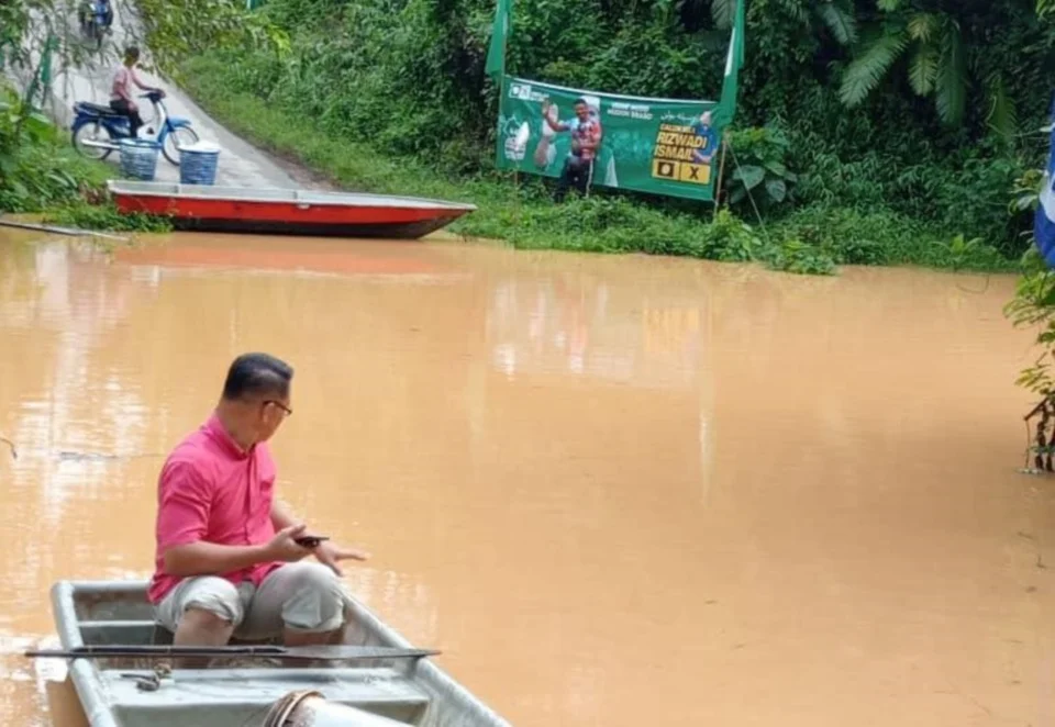 【能吉里补选】暴雨积水致路断 选民被迫搭船投票