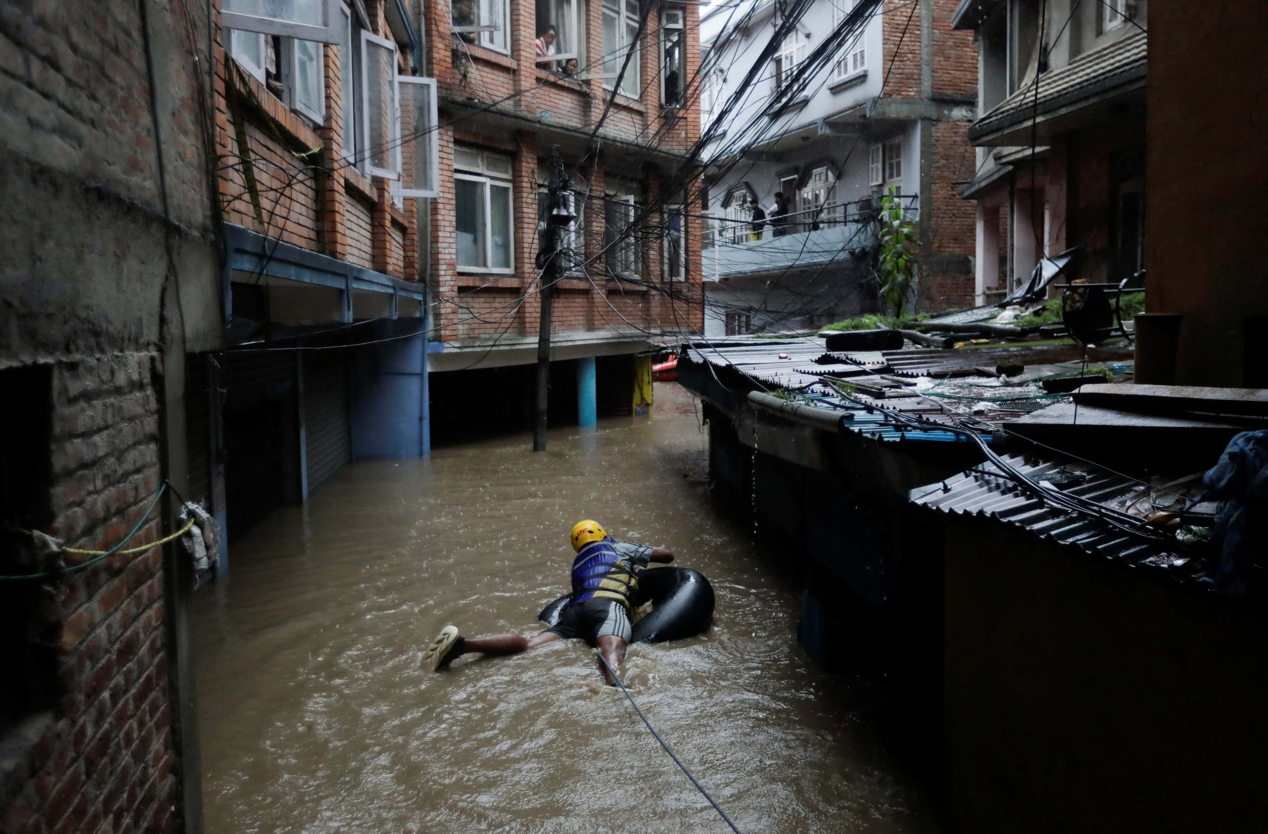 水灾土崩逾200人死亡失踪  尼泊尔灾区学校关闭3天