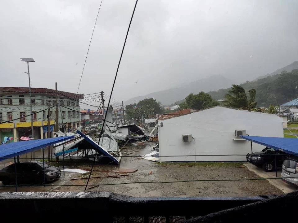 午后强风大雨 沙丹南警局屋顶掀飞