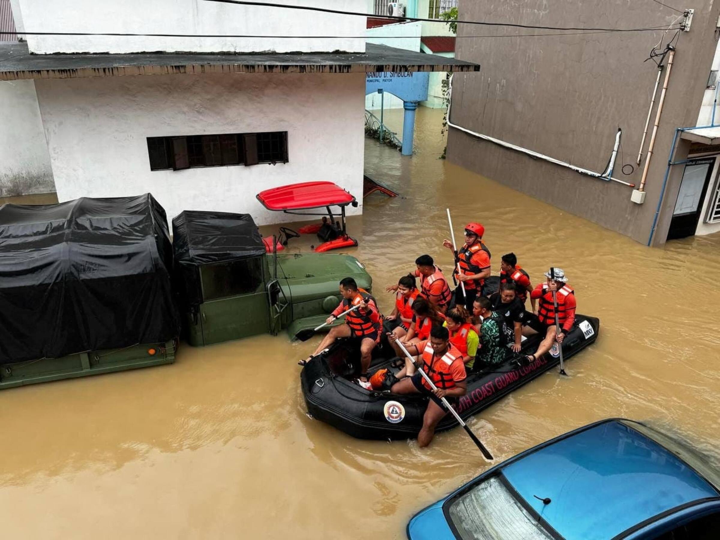 风暴“潭美”夹带狂风豪雨  菲洪灾土崩酿40人死