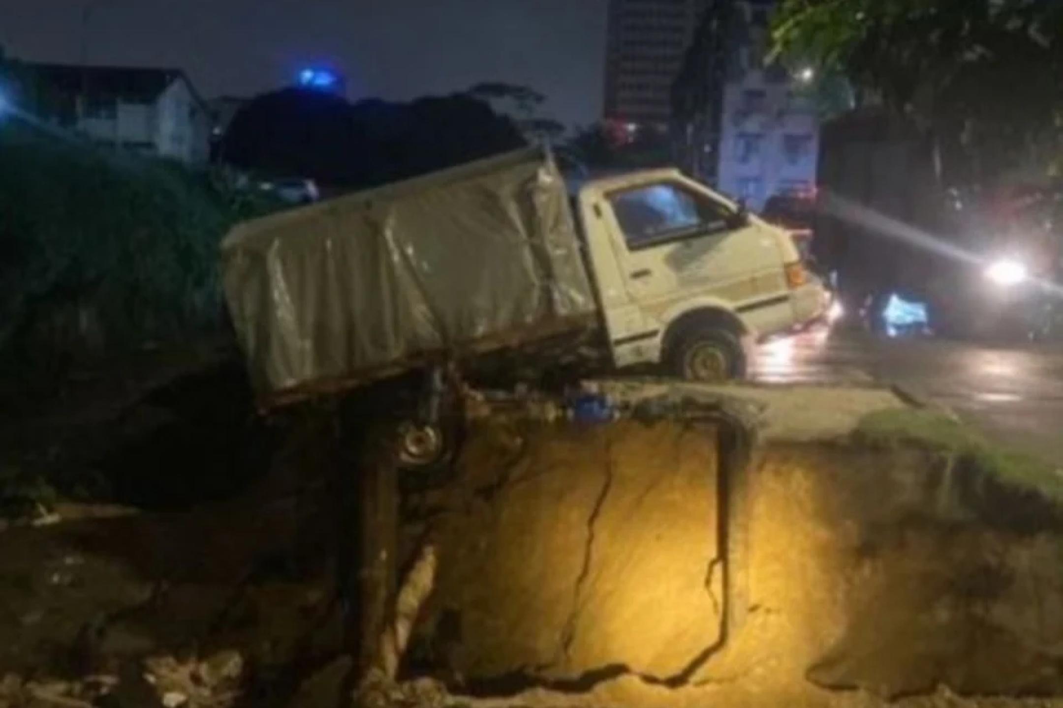 安邦福全山庄雨后土崩 罗里轿车险坠10米深沟