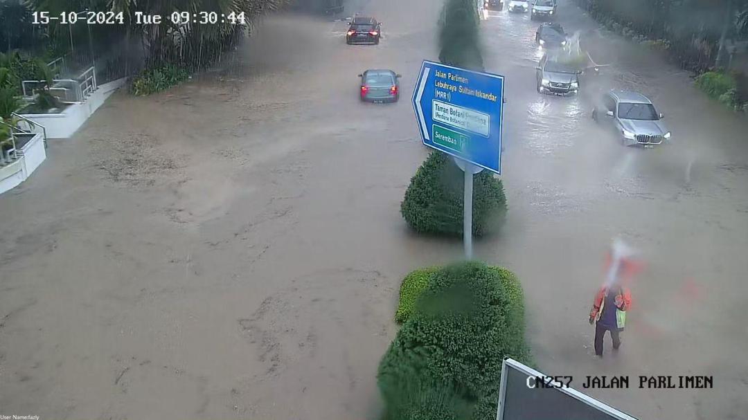 晨雨水淹首都主要道路  议员困车龙国会展延半小时