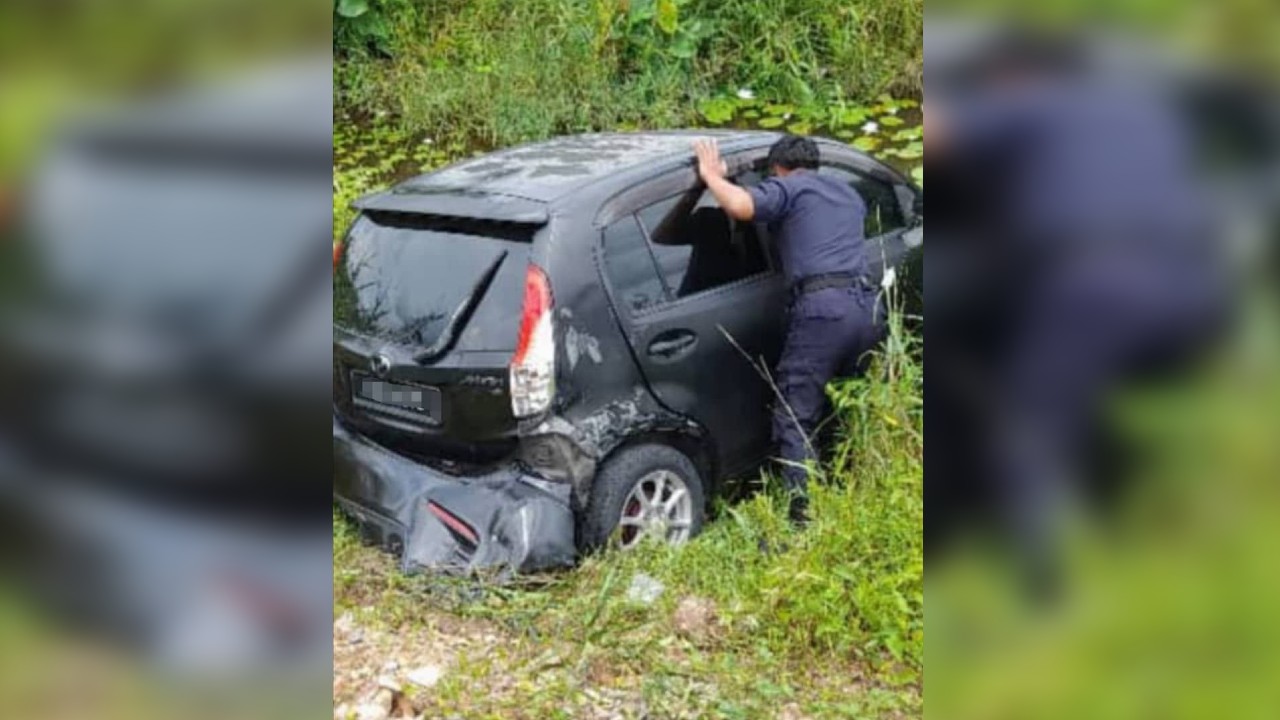 轿车失控撞4车 男子挥刀图袭警