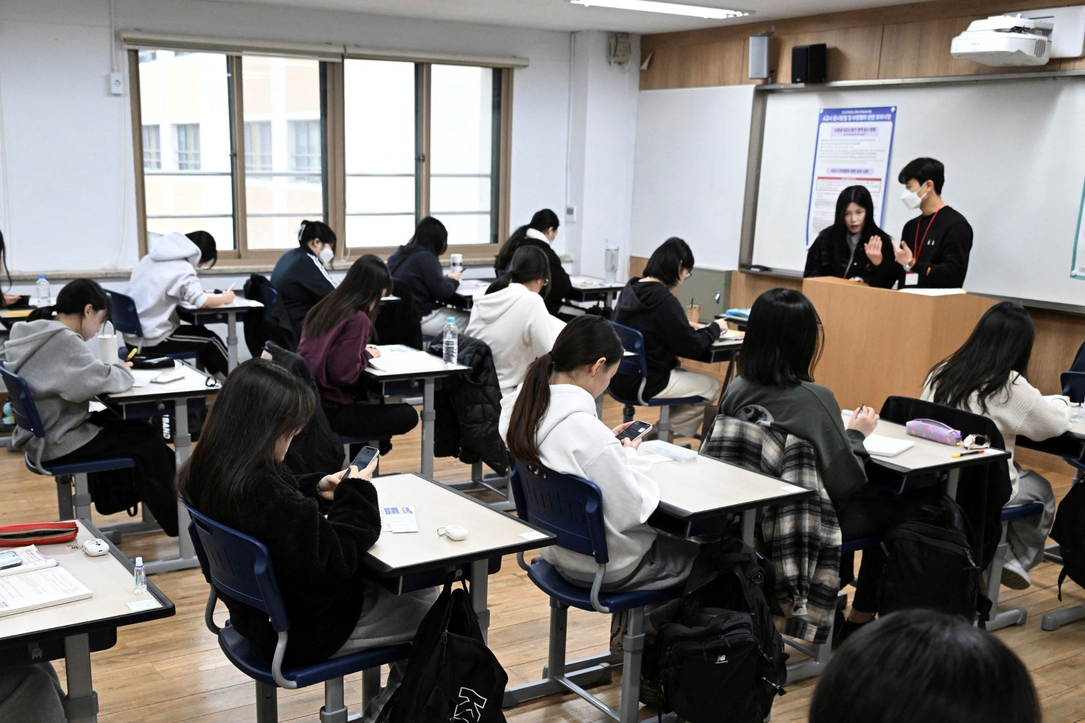 韩国迎高考日 交通股市航班让行