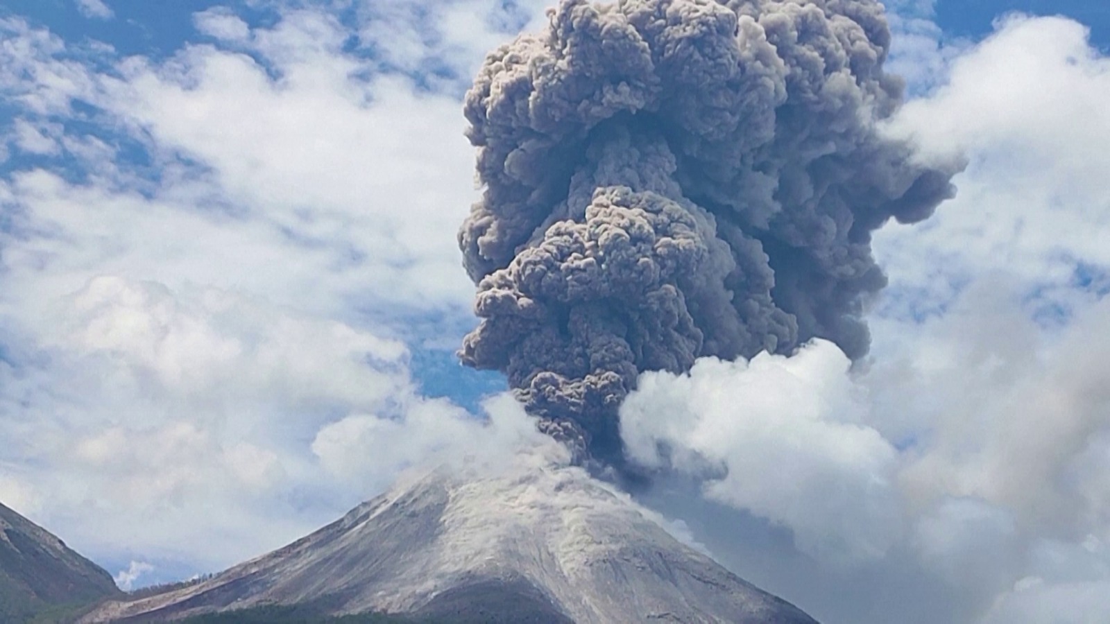 印尼东部火山连续爆发8次 数千居民急撤保命