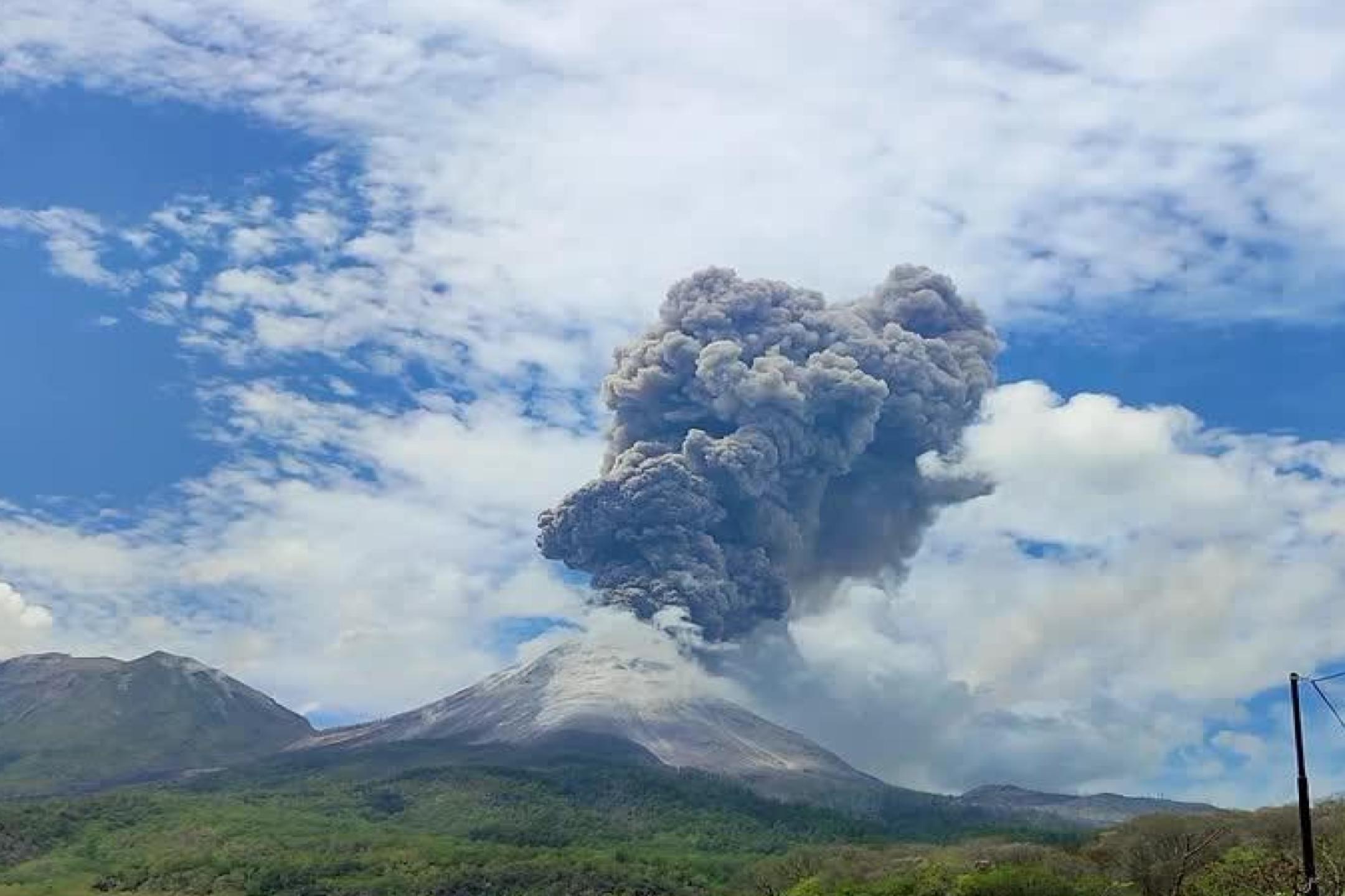 印尼勒沃托比火山再喷发 当局拟扩大禁区范围