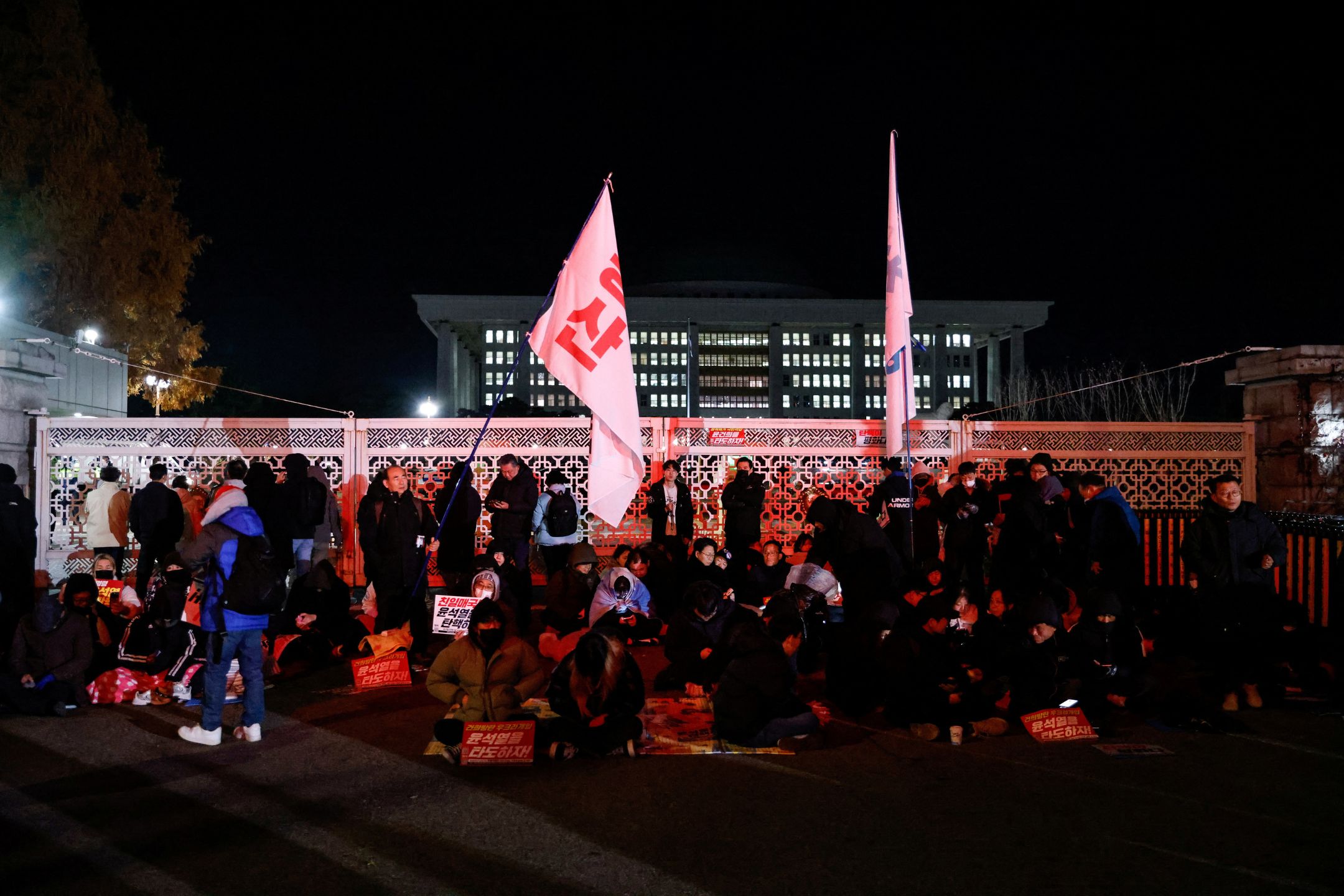 大批首尔民众聚集在国会大厦外围抗议。——照片：路透社