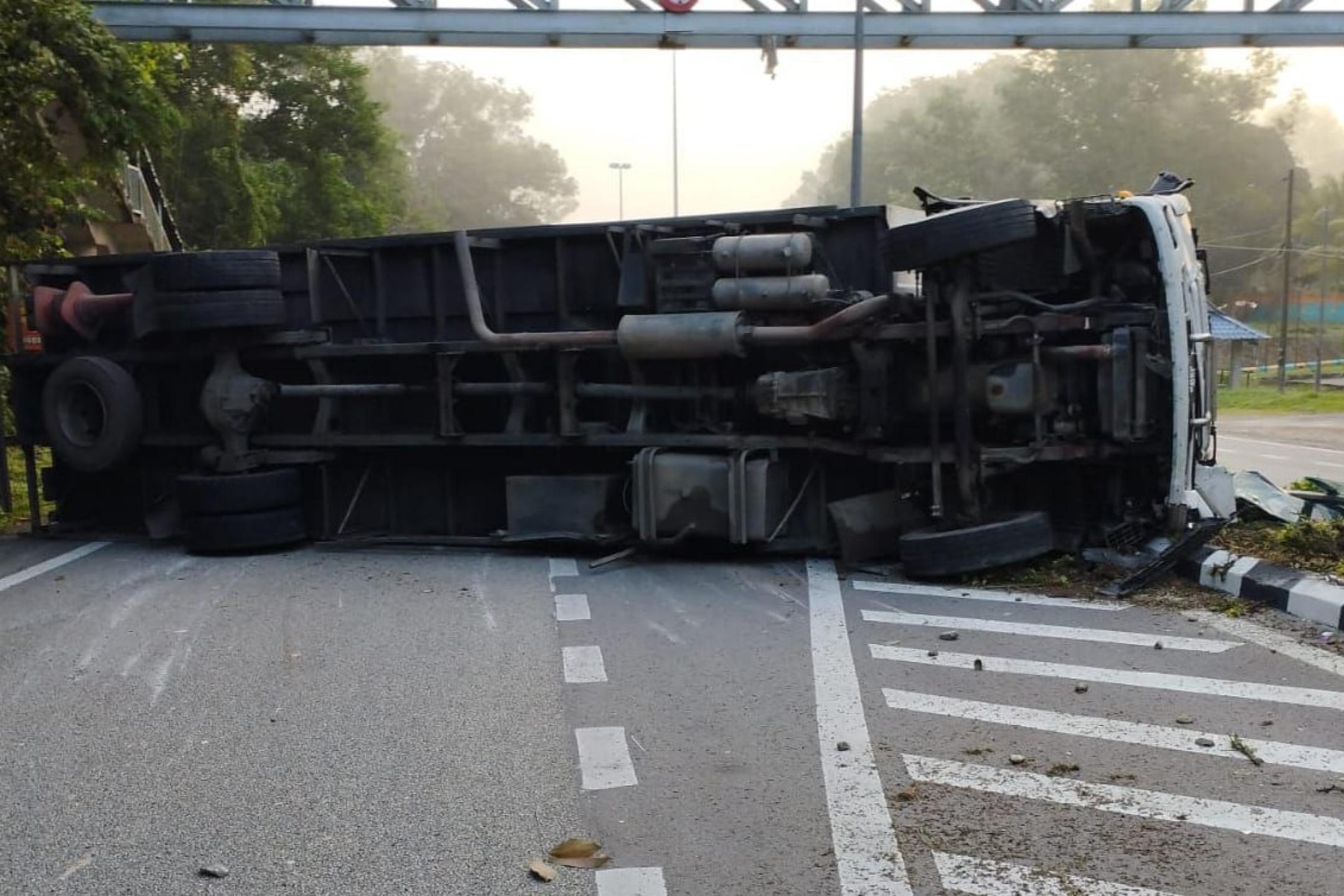 拖格罗里翻覆横躺道路 马兰往关丹路段交通受阻