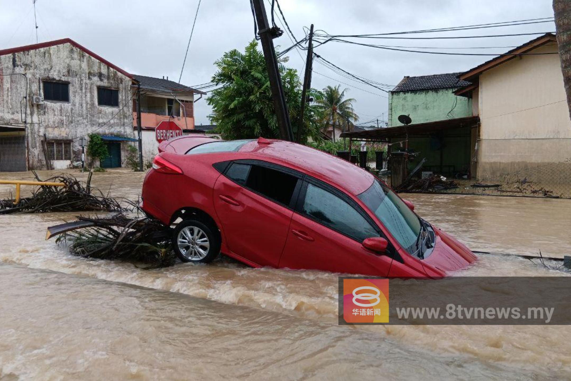 哥打丁宜多区沦陷  水位急涨居民只保得住命