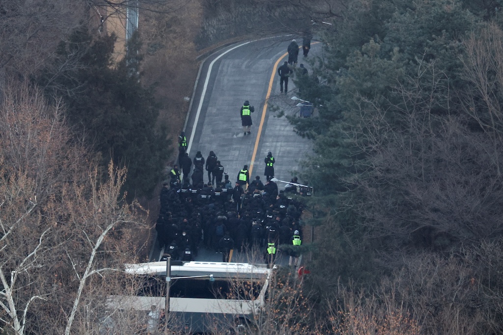 韩公调处凌晨再出动 抵总统官邸意图拘留尹锡悦