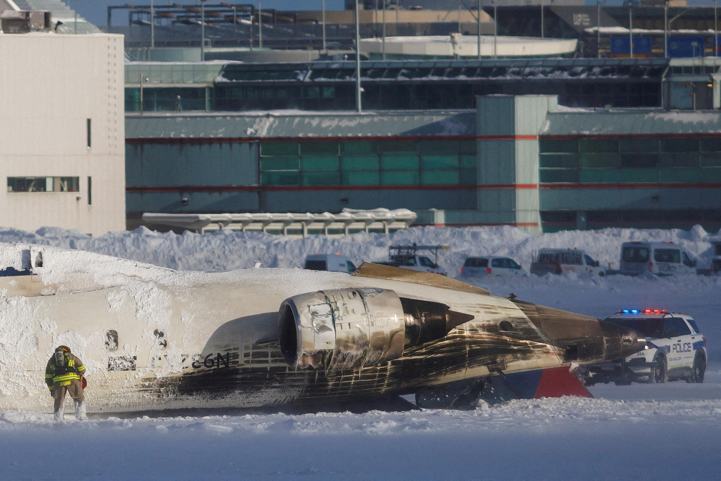 大雪降落翻覆机腹朝天 达美航空80人全数生还