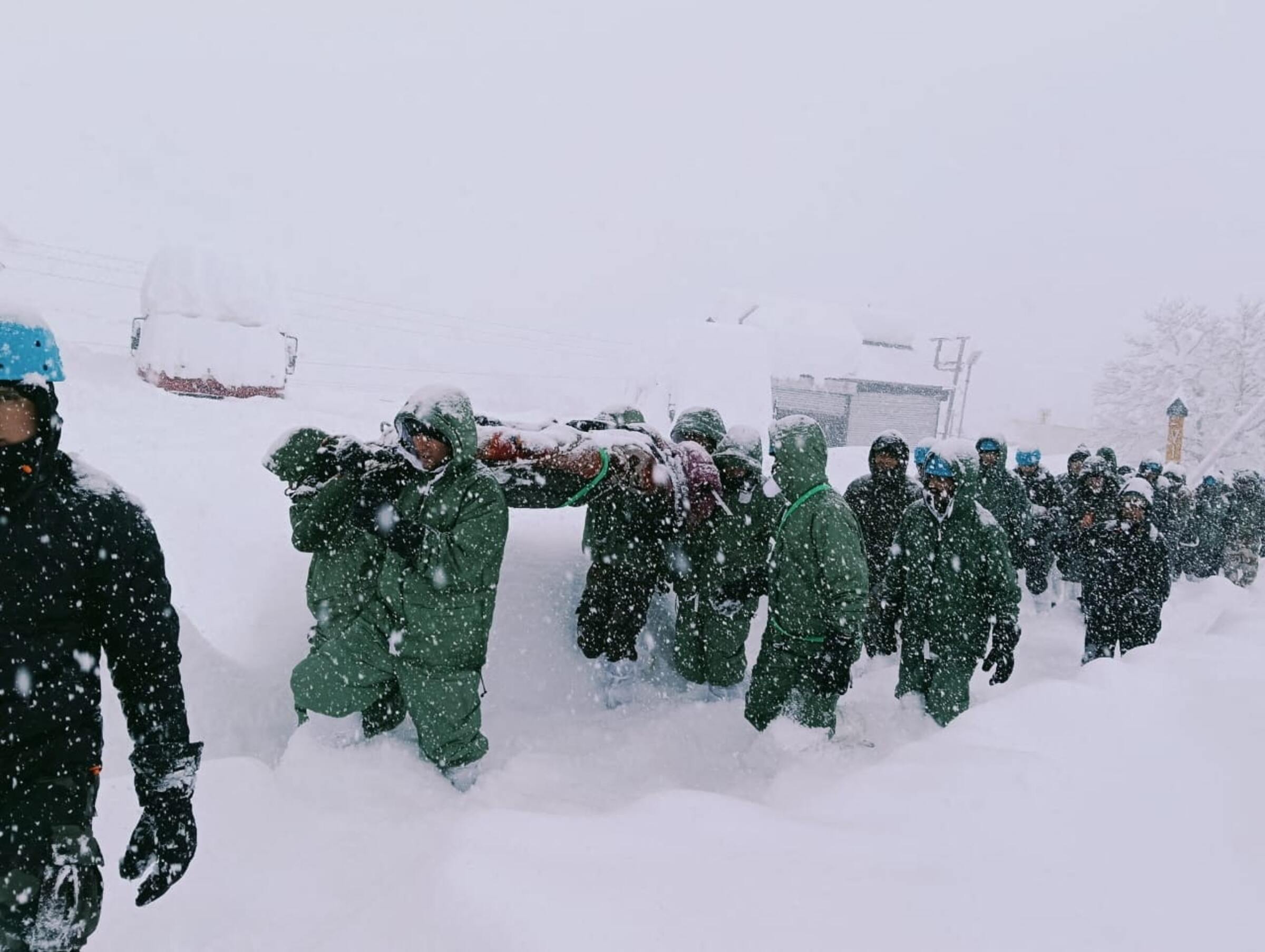 喜马拉雅雪崩25人受困 强降雪笼罩抢救举步维艰