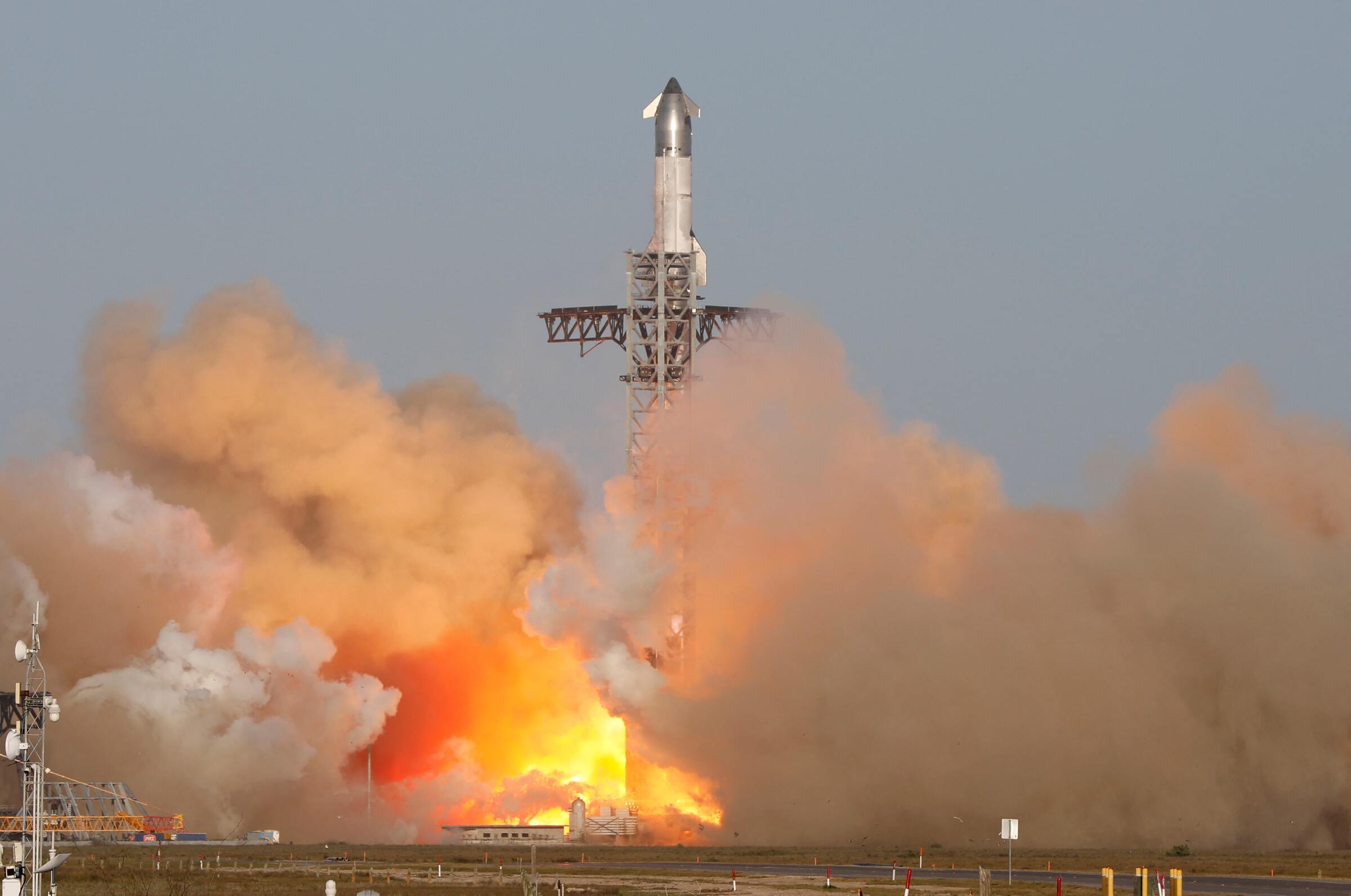 SpaceX星舰8度试飞失败 爆炸解体致美机场停飞