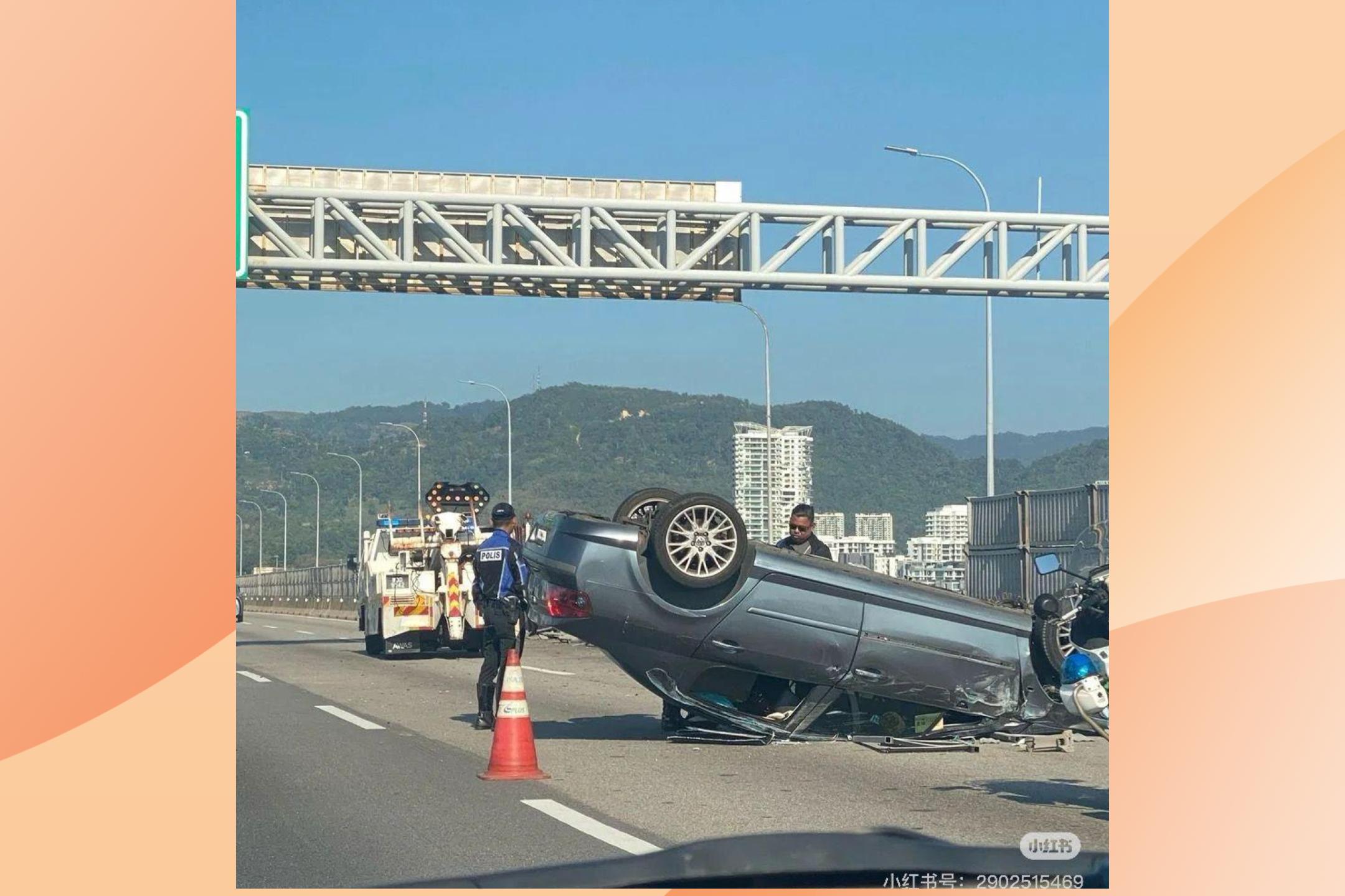 失控撞碎逾十挡隔板 轿车四轮朝天槟桥大堵塞